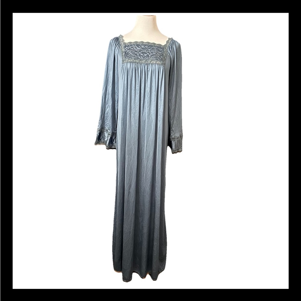 Elegant Blue vintage nightgown size M